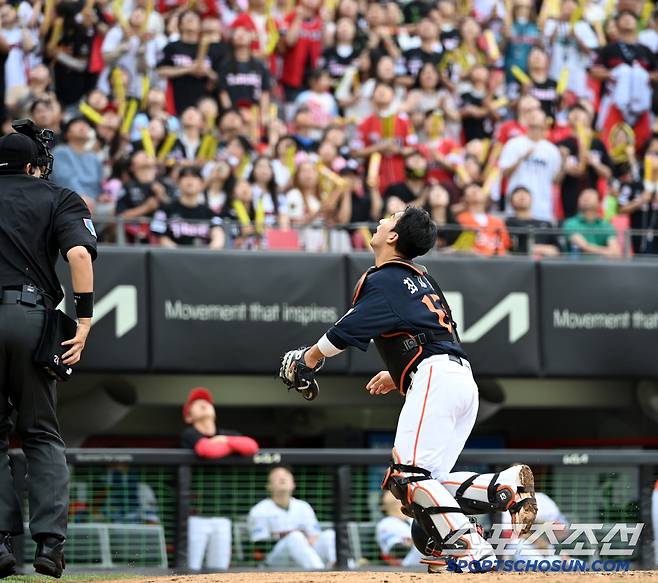 높게 떠오른 위즈덤의 파울 플라이에 발걸음을 옮기는 최재훈