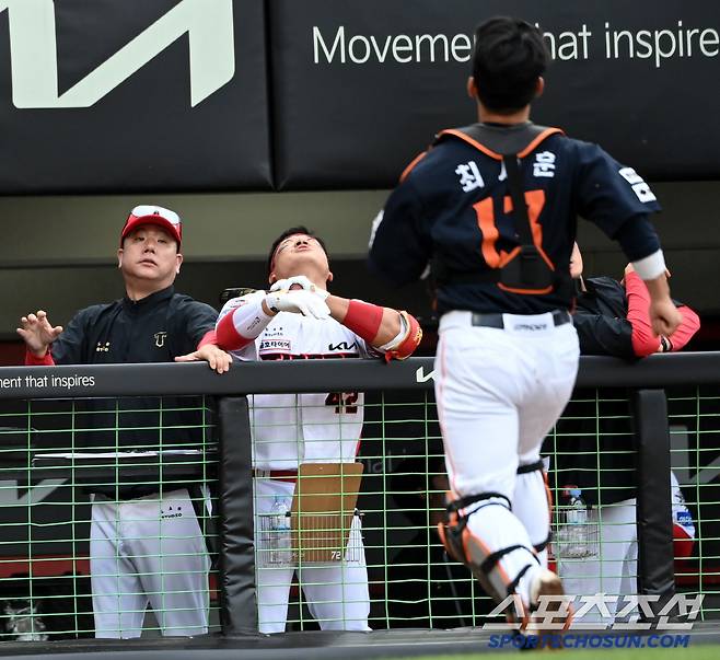 달려오는 최재훈을 바라보는 홍세완 코치, '그만 멈춰야 할텐데...'