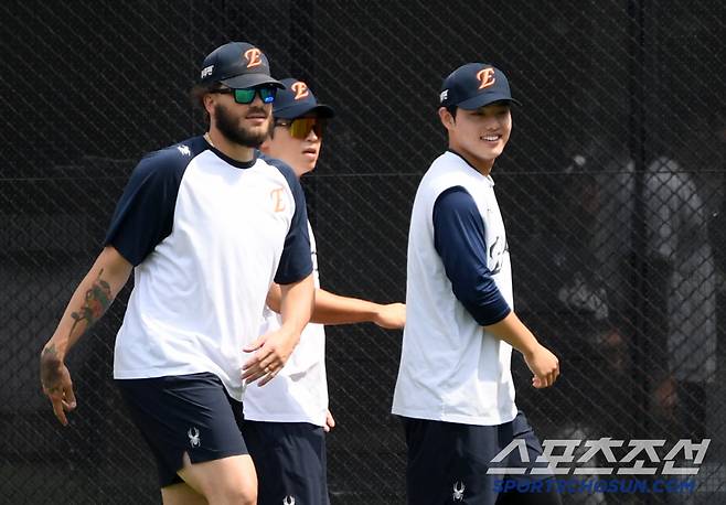 직전 경기 KIA전 KBO리그 데뷔 첫 5실점 경기를 치렀던 한화 폰세가 문동주와 회복 훈련에 집중했다.