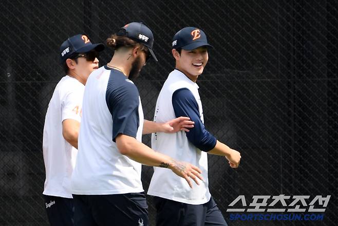 폰세 형과 노는 게 마냥 즐거운 문동주.