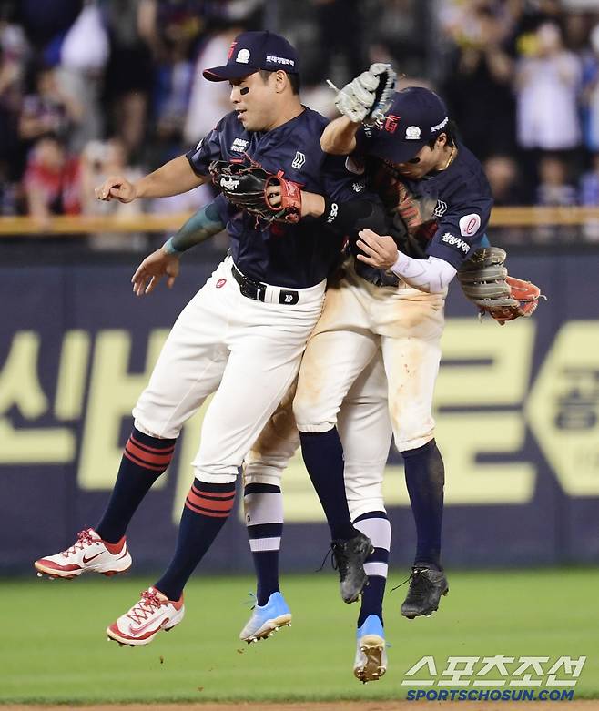 8일 잠실구장에서 열린 두산과 롯데의 경기. 롯데가 두산에 승리하며 위닝시리즈를 달성했다. 경기 종료 후 승리의 기쁨을 나누고 있는 롯데 선수들. 잠실=송정헌 기자songs@sportschosun.com/2025.06.08/