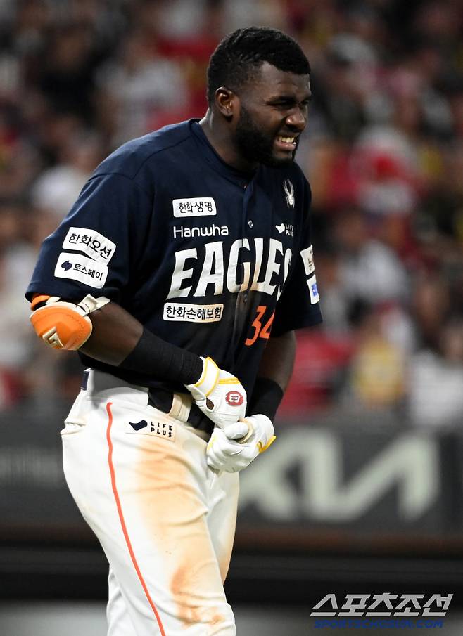 8일 광주 KIA챔피언스필드에서 열린 한화와 KIA의 경기, 연장 10회초 1사 2루 한화 플로리얼이 사구에 맞은 후 괴로워하고 있다. 광주=허상욱 기자wook@sportschosun.com/2025.06.08/