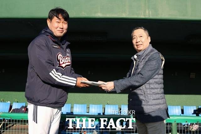 박정원 두산 그룹 회장(오른쪽)은 야구단에 대한 애정이 각별하다. 그러나 애정이 간섭으로 돌변하면 비극을 낳는다. 박정원 회장이 직접 선택한 이승엽 전 감독은 실패로 끝났고 팀은 방향성을 잃었다. 박정원 회장이 지난 2월 두산 베어스의 전지 훈련지인 일본 미야자키를 방문해 주장 양의지에게 격려금을 전달하고 있다. /두산 베어스