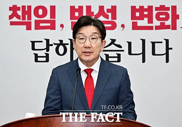 권성동 국민의힘 원내대표가 10일 이재명 대통령이 국무총리 후보자에 김민석 더불어민주당 의원을 지정한 데 대해 "대통령과 총리 모두가 전과자인 ‘죄인 주권 정부’가 새 정부의 정체성인지 되묻지 않을 수 없다"며 비판 수위를 높였다. /배정한 기자