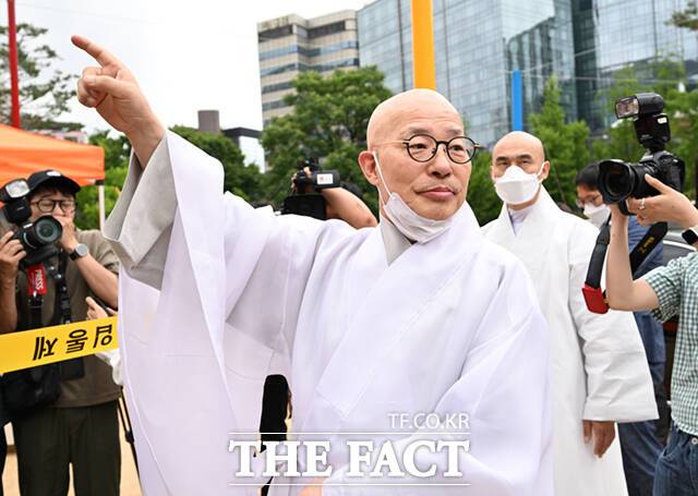 10일 오전 10시 22분께 서울 종로구 수송동 조계사 옆 한국불교역사문화기념관에서 화재가 발생한 가운데, 진우 스님이 화재 현장을 지켜보고 있다. /서예원 기자