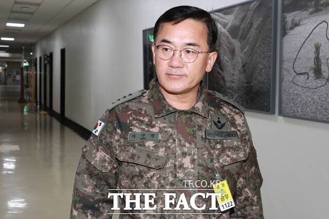 '12·3 비상계엄' 당시 여인형 전 국군방첩사령관이 직속 부하에게 정치인 등 주요 인사 14명 명단을 불러주면서 이들을 잡아 이송·구금하라고 지시한 내용이 법정에서 재차 확인됐다. 여 전 사령관이 지난해 12월 서울 여의도 국회에서 열린 정보위원회 전체회의에 출석하고 있다. /국회=이새롬 기자