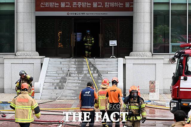 소방관들이 화재 현장에 투입되고 있다.