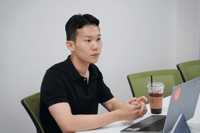 지디넷코리아와 인터뷰하고 있는 권오림 본부장. 권 본부장은 플렉스튜디오가 단순한 앱 제작 툴이 아니라 기업 내부 업무를 혁신하는 툴이라고 강조했다.