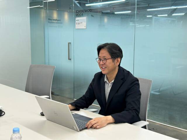 윤세혁 대표가 지디넷코리아와 인터뷰를 하고 있다.