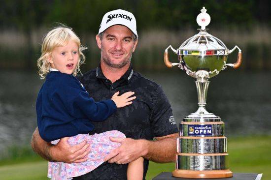라이언 폭스가 RBC 캐나다 오픈 우승 직후 딸을 안고 환하게 웃고 있다. 토론토=AFP연합뉴스