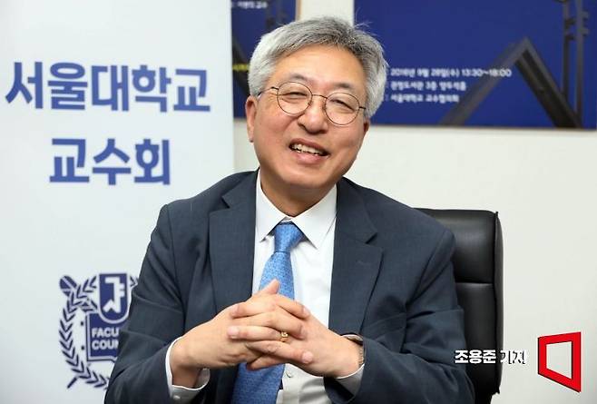 임정묵 서울대교수회 회장이 서울 관악구 서울대학교 사무실에서 아시아경제와 인터뷰 하고 있다. 조용준 기자
