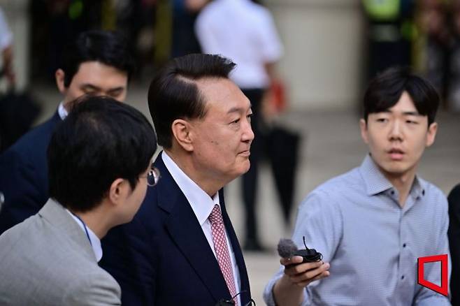 윤석열 전 대통령이 9일 오후 서울 서초구 중앙지방법원에서 열린 내란 우두머리 혐의, 직권남용 권리행사방해 혐의 사건 6차 공판을 마친 후 취재진의 질문을 받으며 법원을 나서고 있다. 사진공동취재단