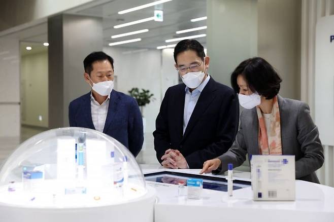 이재용 삼성전자 부회장이 2022년 10월 11일 인천 송도에 위치한 삼성바이오에피스를 방문해 연구소를 둘러보고 있다. 사진제공=삼성전자