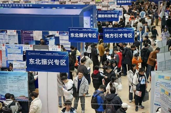 봄 학기에 열린 인재 박람회. 하얼빈 공과대학 공식 웨이보.