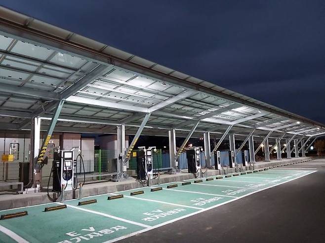 제주특별자치도에서 운영 중인 신재생에너지 융복합 EV(Electric Vehicle)충전스테이션. 제주도 제공.