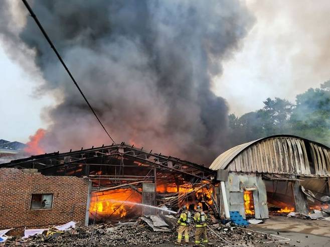 소방대원들이 경남 김해시 한림면의 한 가구공장에서 난 불을 끄고 있다. 경남소방본부 제공