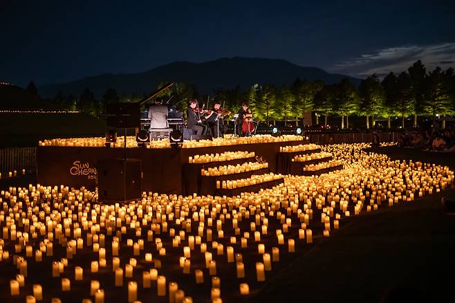 1만 5천개의 LED 촛불과 함께한 5중주 공연./박상훈 기자