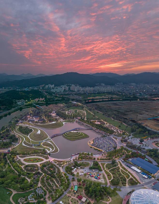 불타는 노을 아래 순천만국가정원./박상훈 기자