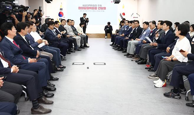 김용태 국민의힘 비상대책위원장(오른쪽 세번째)이 10일 서울 여의도 중앙당사에서 열린 원외당협위원장 간담회에서 모두 발언을 하고 있다./뉴스1