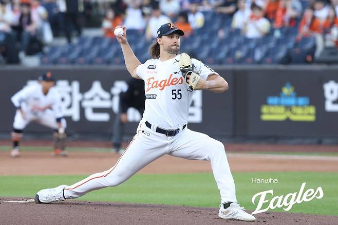 한화의 라이언 와이스가 10일 두산전에서 역투하고 있다. /한화 이글스