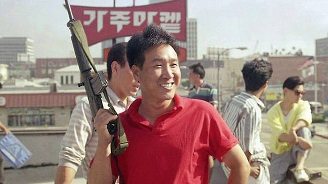 1992년 LA 폭동 당시 지붕에서 보초를 서던 한국계 이민자들. /조선DB
