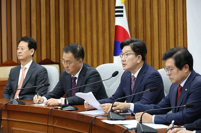 국민의힘 권성동 원내대표(오른쪽에서 두 번째)가 10일 서울 여의도 국회에서 열린 원내대책회의에서 발언하고 있다. /연합뉴스