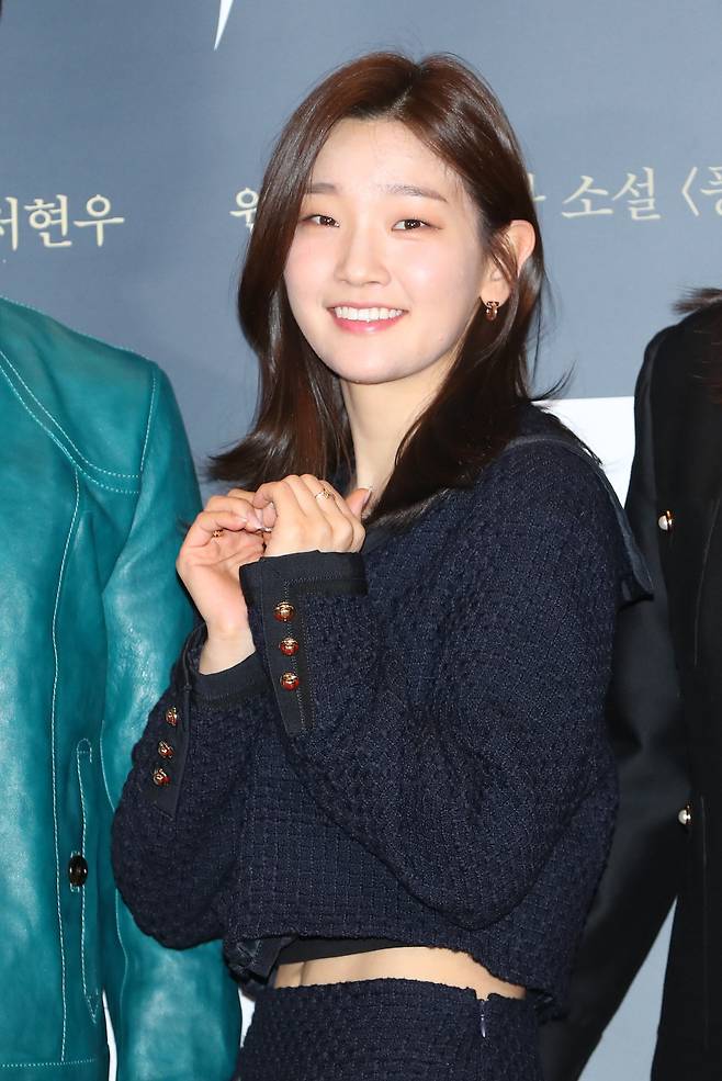 배우 박소담이 서울 용산구 CGV 용산아이파크몰에서 열린 영화 '유령' VIP시사회에서 포즈를 취하고 있다. /뉴스1'유령’(감독 이해영)은 1933년 경성, 조선총독부에 항일조직이 심어놓은 스파이 '유령'으로 의심받으며 외딴 호텔에 갇힌 용의자들이 의심을 뚫고 탈출하기 위해 벌이는 사투와 진짜 '유령'의 멈출 수 없는 작전을 그린 작품이다. 2023.1.12/뉴스1