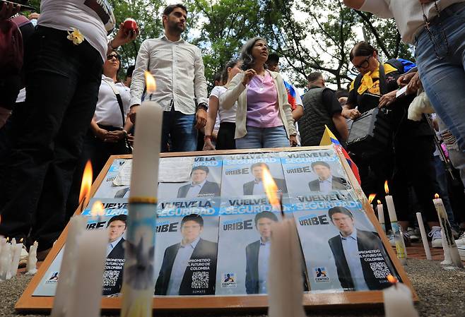 콜롬비아 상원 의원 쾌유 기원 물품들./연합뉴스