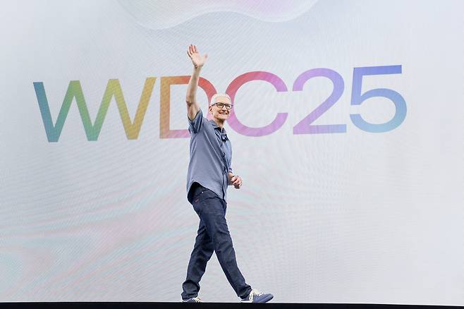 팀 쿡 애플 최고경영자(CEO)가 9일(현지시각) 미국 캘리포니아주 쿠퍼티노 애플 본사에서 열린 연례 세계개발자회의(WWDC25) 무대 위를 걸으며 관중에게 인사하고 있다./EPA연합뉴스