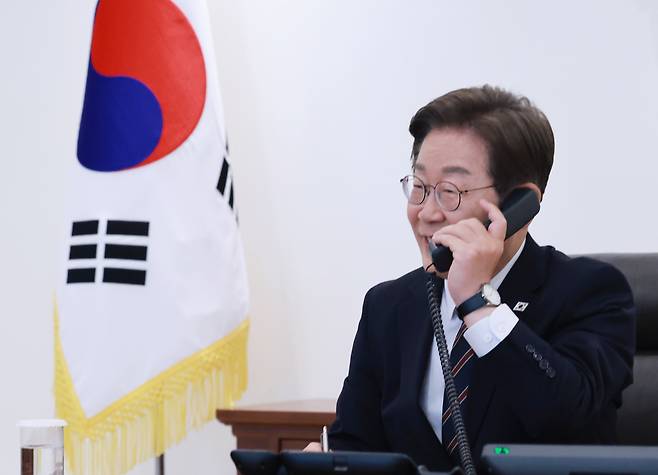 이재명 대통령이 9일 서울 용산 대통령실 청사 집무실에서 이시바 시게루 일본 총리와 전화 통화를 위해 수화기를 들고 있다. /연합뉴스