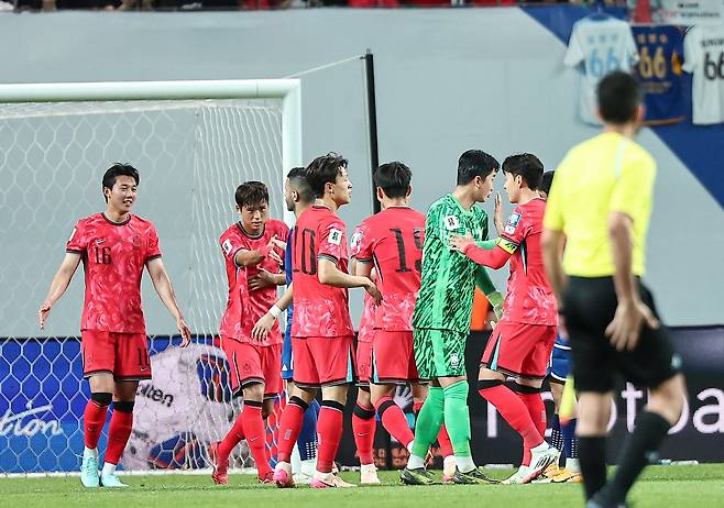 10일 오후 서울 마포구 상암동 서울월드컵경기장에서 열린 2026 국제축구연맹(FIFA) 북중미 월드컵 아시아 3차 예선 B조 10차전 대한민국과 쿠웨이트의 경기에서 대한민국 선수들이 4대0 승리 후 서로 격려하고 있다./뉴스1