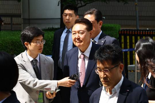 윤석열 전 대통령이 9일 서울 서초구 서울중앙지방법원에서 열린 내란 우두머리 혐의·직권남용 권리행사 방해 혐의 사건 6차 공판에 출석하고 있다.연합뉴스.