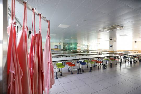 처우 개선 등을 둘러싼 조리원 쟁의행위로 지난 4월부터 대전 A고등학교 석식 제공이 중단된 가운데 한창 석식 준비에 바쁠 시간대인 10일 오후 대전 A고등학교 안 급식실이 텅 비어있다.