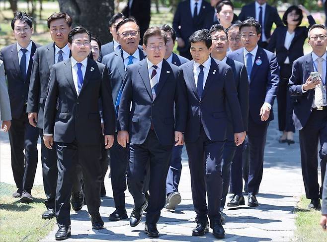 이재명 대통령이 지난 4일 오전 국회 사랑재에서 우원식 국회의장 등 여야 대표들과 함께 오찬을 하기 위해 이동하고 있다. ⓒ국회사진기자단