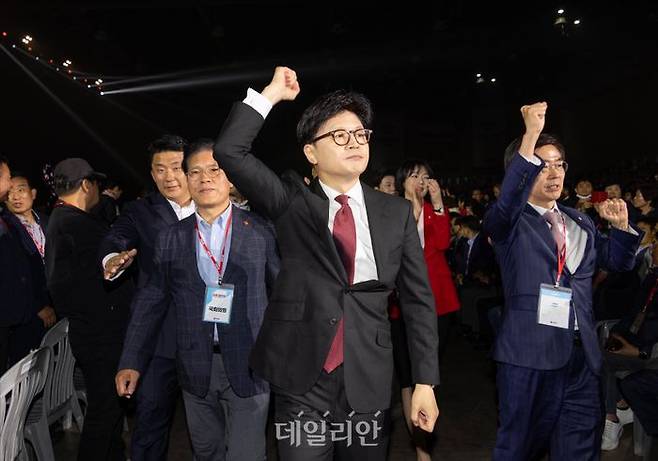 한동훈 국민의힘 전 대표가 지난달 3일 경기 고양시 킨텍스에서 열린 21대 대선 후보 선출을 위한 전당대회에 친한계 의원들과 함께 입장하고 있다. ⓒ데일리안 홍금표 기자