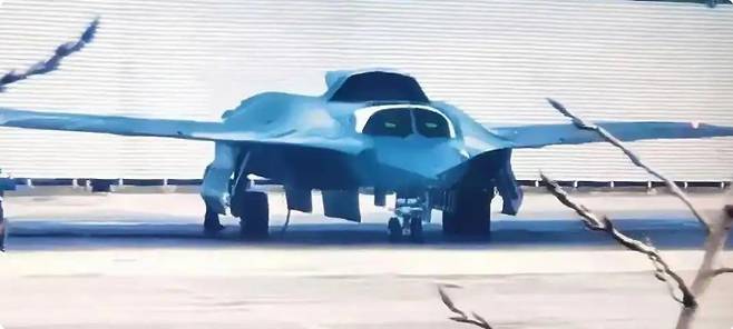 최근 중국 쓰촨성의 청두항공기공업그룹(CAC) 공장 일대에서 촬영된 것으로 보이는 6세대 최첨단 전투기 ‘J-36’. 레이더 탐지를 피하기 위해 미사일을 기체 내부에 숨기는 무장창과 더불어 등에 달린 엔진 흡입구가 보인다. 개발 중인 전투기로 스텔스 성능을 갖춘 것으로 분석된다. 중국 소셜네트워크서비스(SNS) 캡처