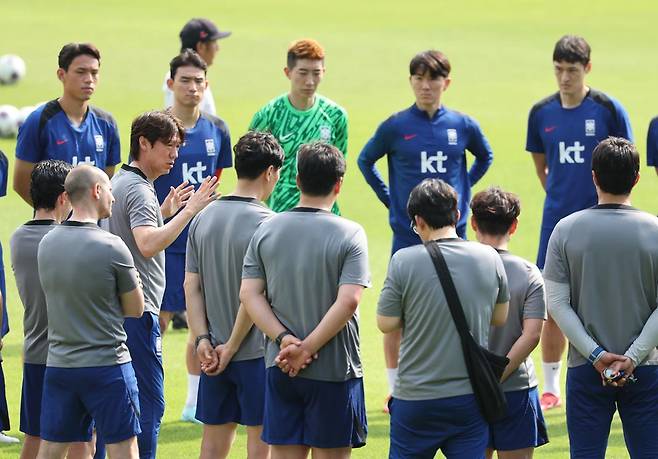 대한민국 축구 국가대표팀 홍명보 감독이 8일 오후 경기 파주시 국가대표트레이닝센터(NFC)에서 훈련을 지도하고 있다. 2025.06.08 파주=뉴시스