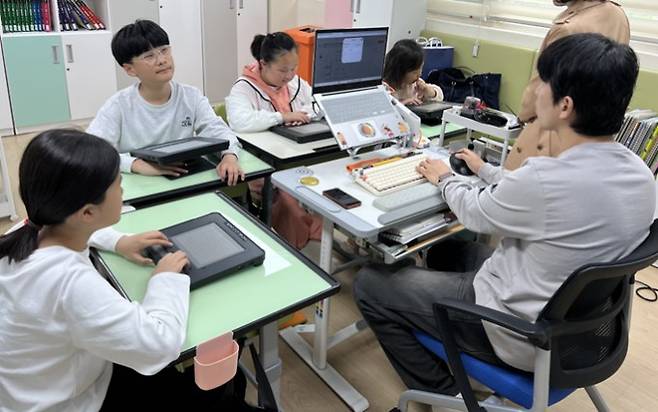인천혜광학교 교실에서 과학 수업을 하고 있는 모습. 닷 제공 