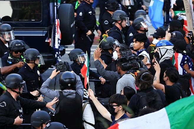 9일(현지 시각) 미국 캘리포니아주 로스앤젤레스(LA)에서 열린 도널드 트럼프 행정부의 이민 단속에 반대하는 시위. 시위대와 경찰이 대립하고 있다. 사진=로이터 연합뉴스