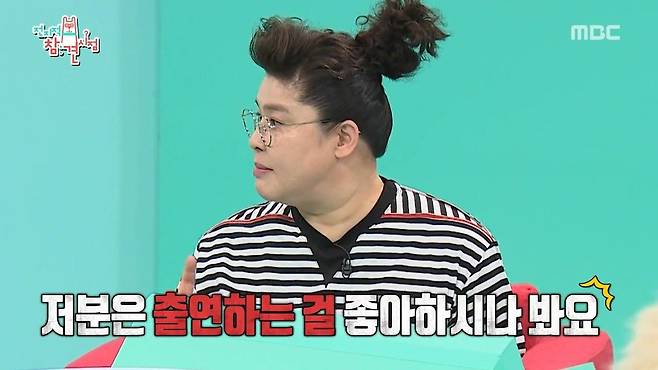 자꾸 카메라 앵글 안으로 들어오는 PD가 이해안되던 이영자 ㄷㄷ...JPG 자꾸 카메라 앵글 안으로 들어오는 PD가 이해안되던 이영자 ㄷㄷ...JPG