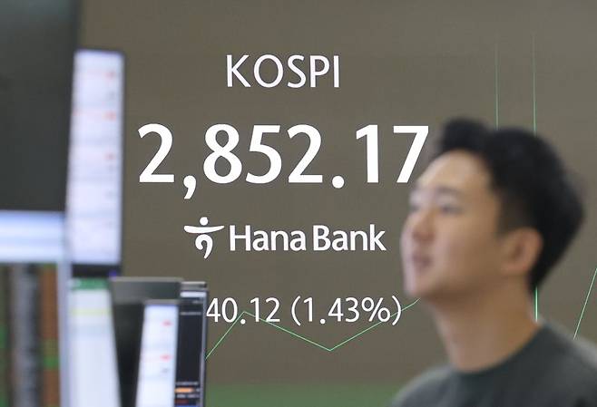 9일 서울 중구 하나은행 딜링룸 현황판에 코스피 지수가 표시되고 있다. /사진=연합뉴스