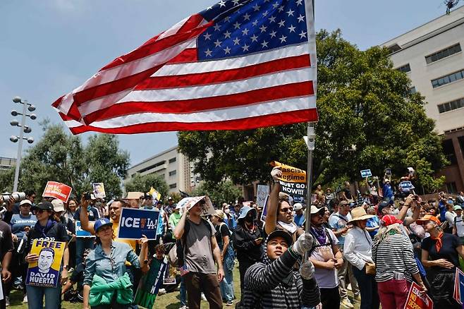 9일(현지시간) 미국 LA에서 시위자들이 트럼프 행정부의 불법 이민 단속 작전 중 체포된 서비스노동자국제연맹 캘리포니아 지부의 노동조합 지도자 데이비드 후에르타의 석방을 요구하고 있다. AFP연합뉴스