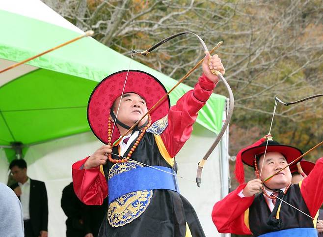 지난 2024년 11월 울산 울주군 언양읍 대곡리 반구대 인근에서 열린 제1회 반구천의 암각화 전국궁도대회에서 김두겸 울산시장이 효시를 쏘고 있다. 울산시 제공