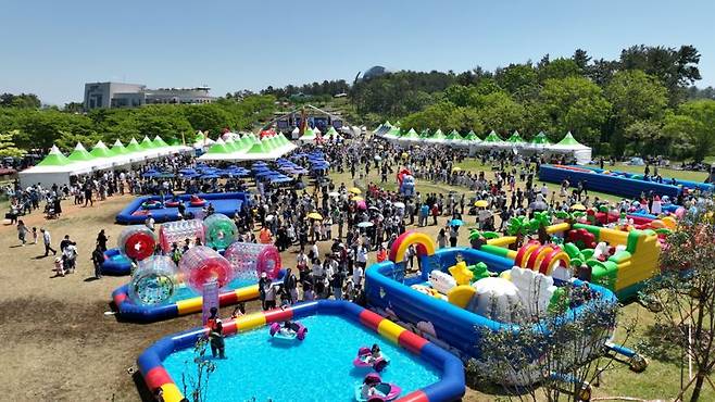 전남도는 여행업계 위기 극복 지원과 지역 경제 활성화를 위해 '5월 전남 방문의 달'을 운영한 결과, 한 달 동안 전남을 찾은 방문객은 총 788만명으로 역대 5월 관광객 중 최다 기록을 경신했다고 10일 밝혔다. 사진은 사상 최대 인파가 몰린 해남 공룡대축제장 모습. 전남도 제공