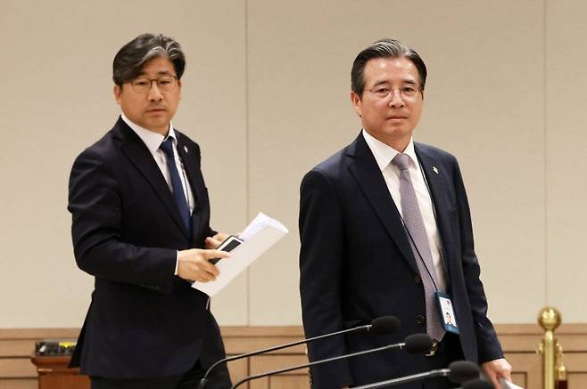 김용범(오른쪽) 정책실장과 류덕현 재정기획보좌관이 9일 서울 용산구 대통령실 청사에서 열린 2차 비상경제점검 태스크포스(TF)회의에 입장하고 있다. 사진=뉴시스