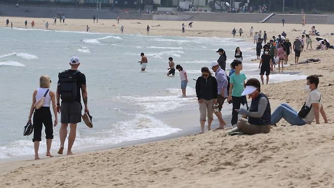전국적으로 무더운 날씨를 보인 지난 9일 오후 부산 해운대해수욕장을 찾은 관광객들과 시민들이 더위를 식히고 있다. 연합뉴스