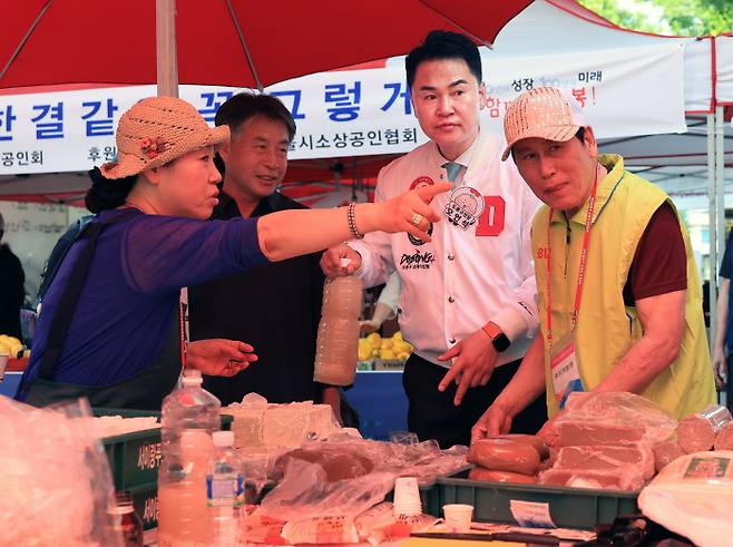 오언석 도봉구청장이 9일 ‘도봉구 소상공인 행복응원장터’에서 물품을 구입하고 있다. 도봉구 제공