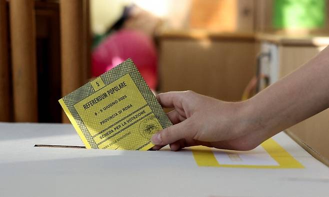 이탈리아에서 시민권 취득 요건을 완화하는 안을 국민투표에 부쳤으나 투표율이 30%에 그쳤다. 8일 로마의 한 투표소 풍경. 로이터 연합뉴스