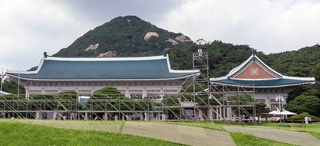 현재 대한민국에서 단기간에 대통령실을 옮길 수 있는 곳은 모든 시설을 갖춘 청와대뿐이다. 2022년 8월10일 청와대 본관 앞의 모습. 박승화 선임기자 eyeshoot@hani.co.kr