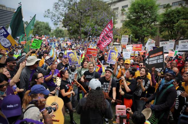 로스앤젤레스 그랜드 파크에서 8일 서비스종업원국제노조가 주최한 이민자 단속 반대 시위에서 참가자들이 당국에 체포된 이 노조 대표 데이비드 우에르트의 석방을 요구하며 구호를 외치고 노래를 부르고 있다. 로이터 연합뉴스